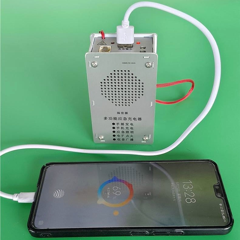🔋 Kézzel működtethető vészhelyzeti áramforrás – zseblámpa, öngyújtó és külső akkumulátor (1000mAh)